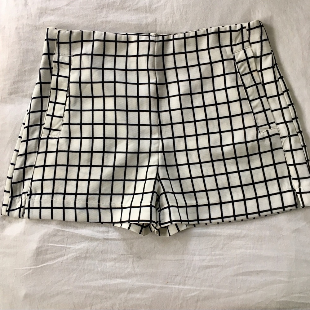 White/ blk High waisted shorts